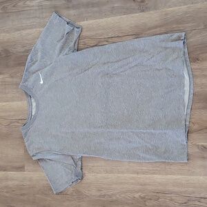 The Nike Tee Dri-Fit Short Sleeve Athletic Top Size Medium